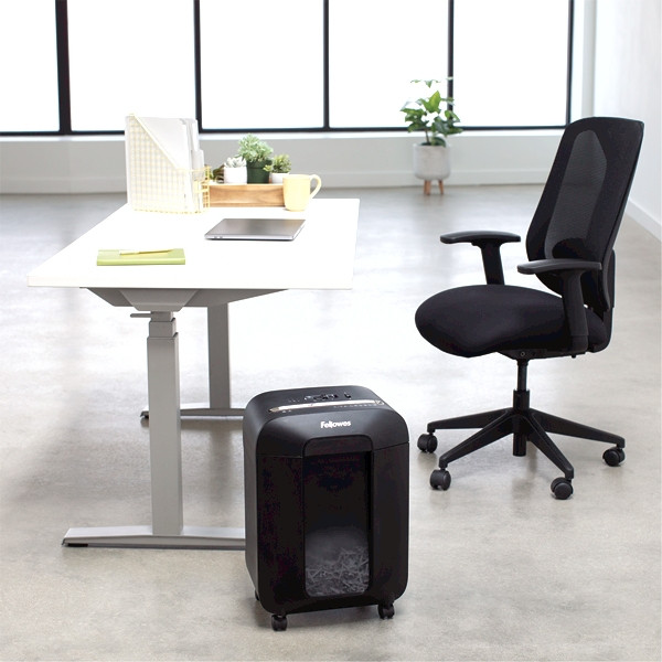 Шредер Fellowes® Powershred® LX85, DIN P-4, 4х40мм, 12лст., 19 лтр., SafeSense™, шт Шредер Fellowes Powershred LX85 (FS-44008) — для бизнеса и офиса Шредер Fellowes® Powershred® LX85, DIN P-4, 4х40мм, 12лст., 19 лтр., SafeSense™, шт Шредер Fellowes Powershred LX85 (FS-44008) — для бизнеса и офиса